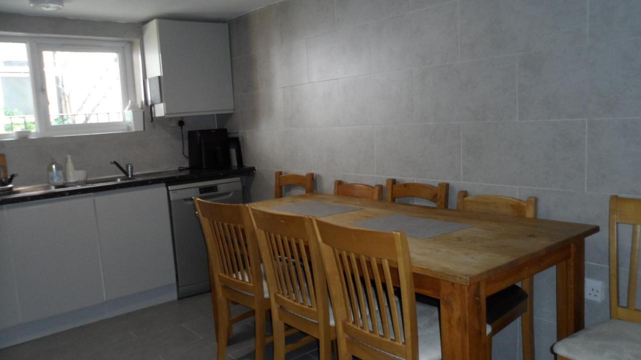 Vakantiehuis Bubblesbnb 7 Bedroom House, 16 Beds, Sleeps 22 Londen