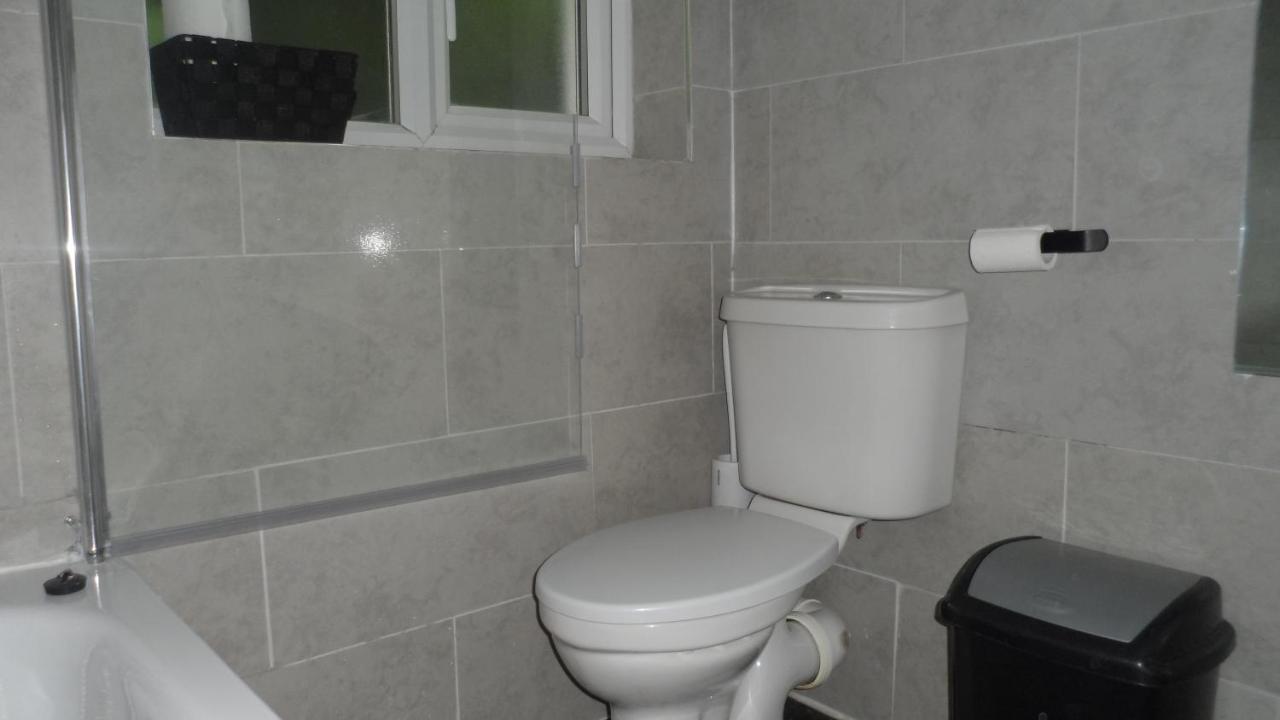 Bubblesbnb 7 Bedroom House, 16 Beds, Sleeps 22 Londen
