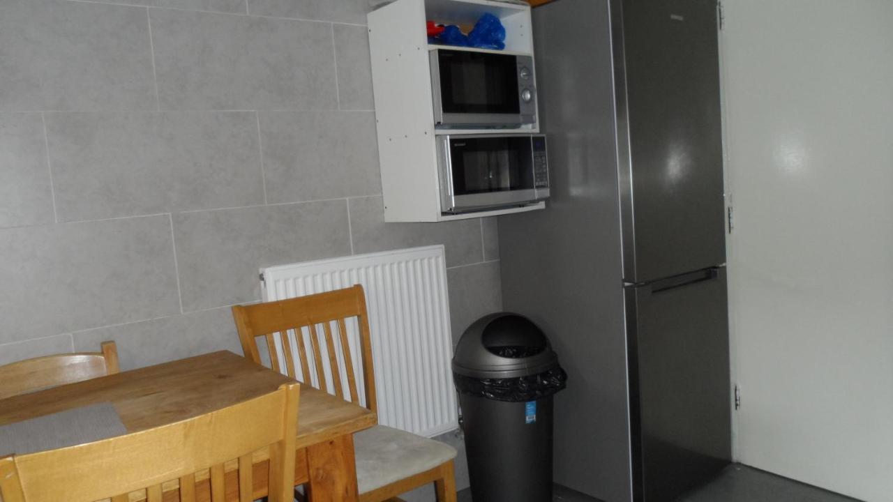Bubblesbnb 7 Bedroom House, 16 Beds, Sleeps 22 Londen