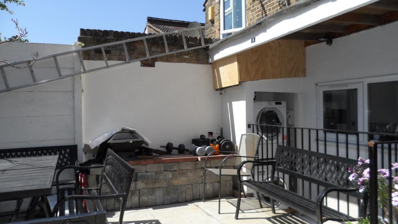 Bubblesbnb 7 Bedroom House, 16 Beds, Sleeps 22 Londen