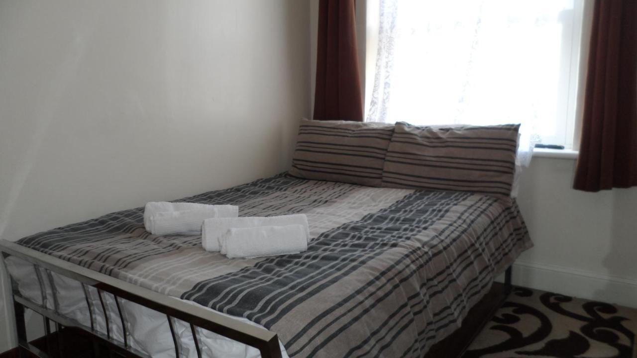 Bubblesbnb 7 Bedroom House, 16 Beds, Sleeps 22 Londen