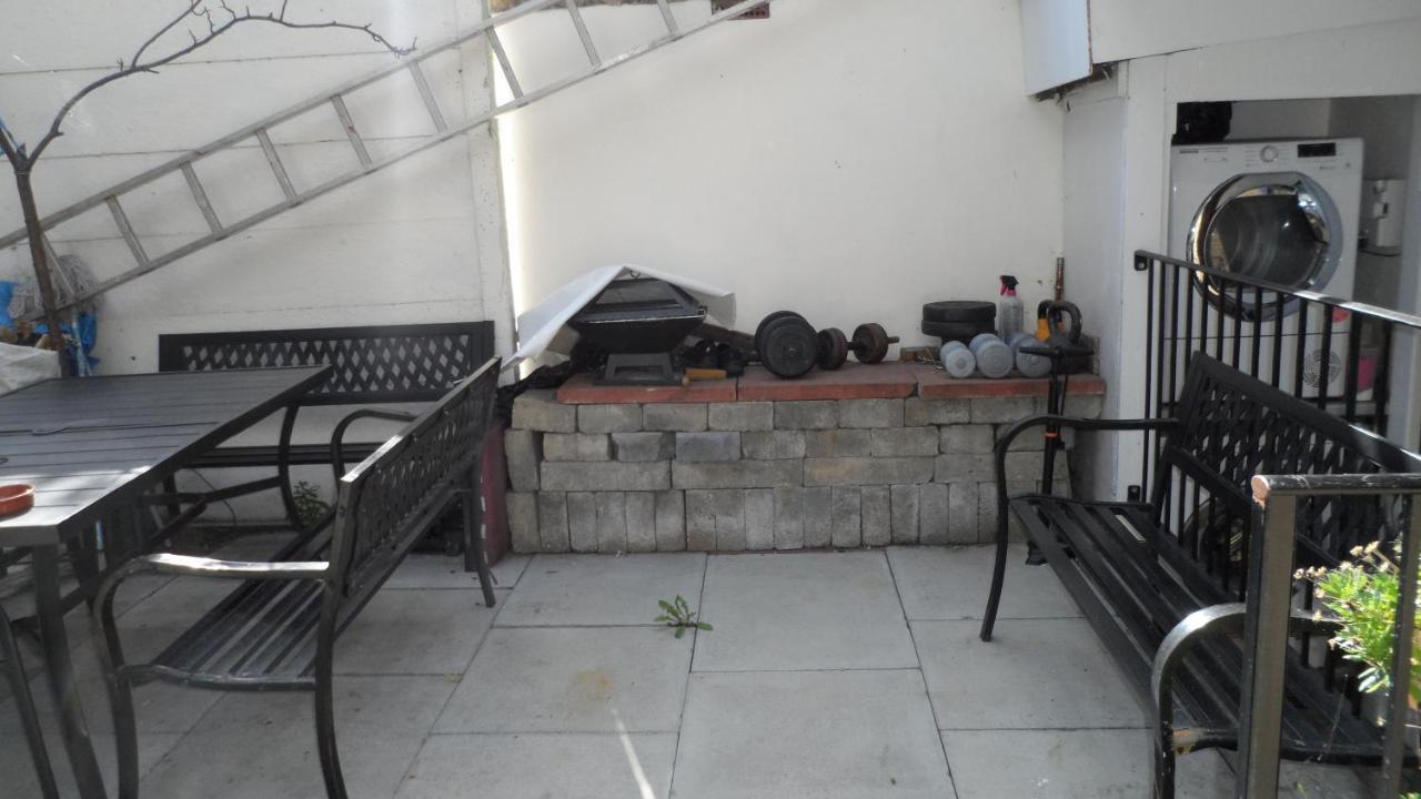 Bubblesbnb 7 Bedroom House, 16 Beds, Sleeps 22 Londen