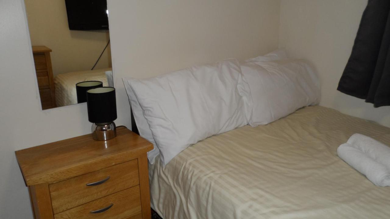 Bubblesbnb 7 Bedroom House, 16 Beds, Sleeps 22 Londen