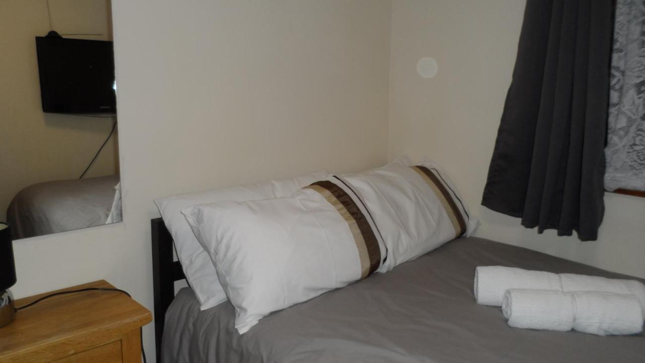 Bubblesbnb 7 Bedroom House, 16 Beds, Sleeps 22 * Londen