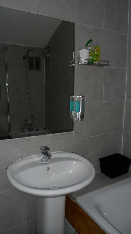Bubblesbnb 7 Bedroom House, 16 Beds, Sleeps 22 Vakantiehuis Londen