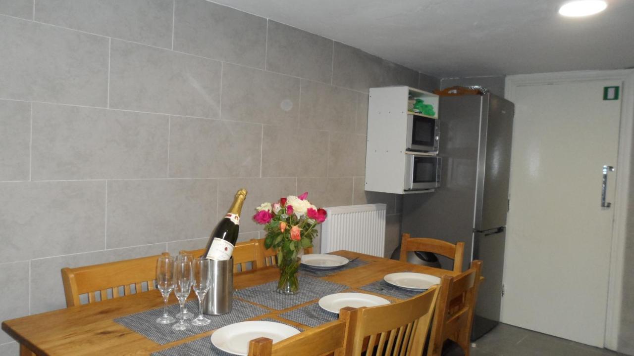 Bubblesbnb 7 Bedroom House, 16 Beds, Sleeps 22 Vakantiehuis *