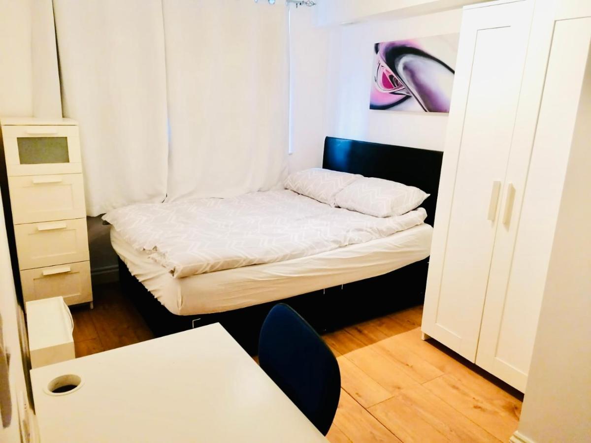 6 Bed House 3 Bathrooms Good Transport Links To London, Free Parking Leilighet *