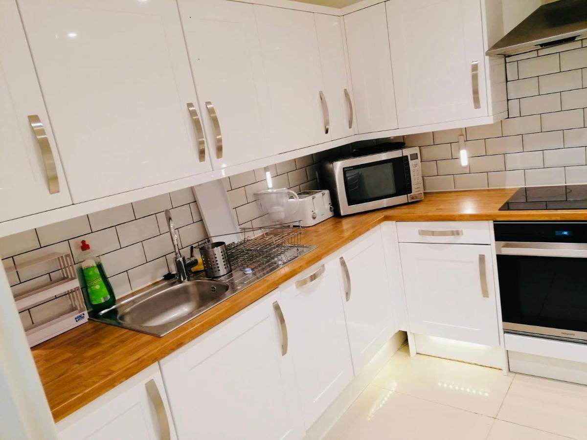 6 Bed House 3 Bathrooms Good Transport Links To London, Free Parking