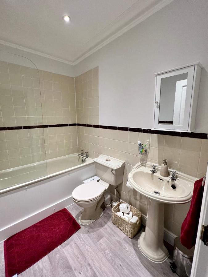 Stylish One-bedroom With Private Patio In Zone 2 * London
