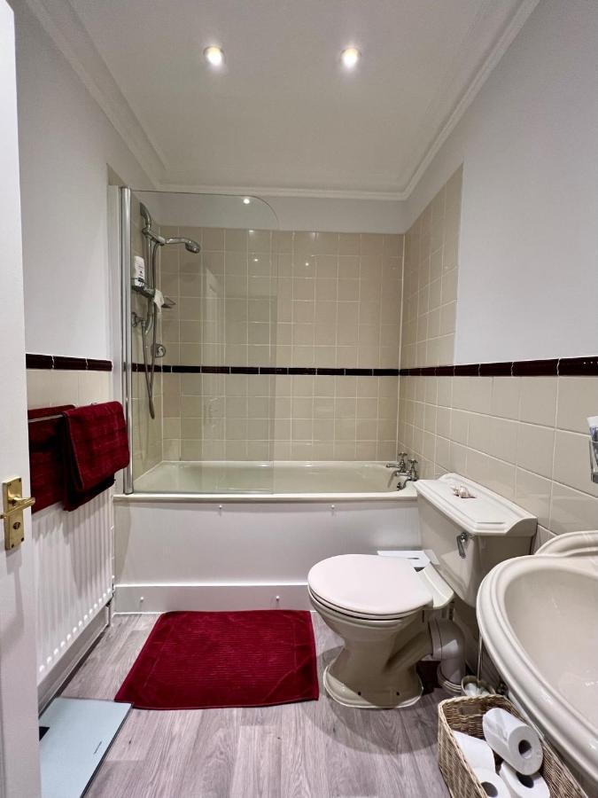 Stylish One-bedroom With Private Patio In Zone 2 Apartment *
