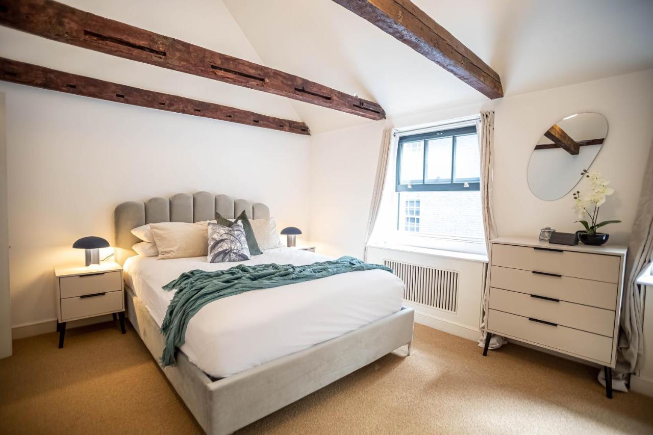 Liverpool St Three Bedroom Near Tube Station Apartment London