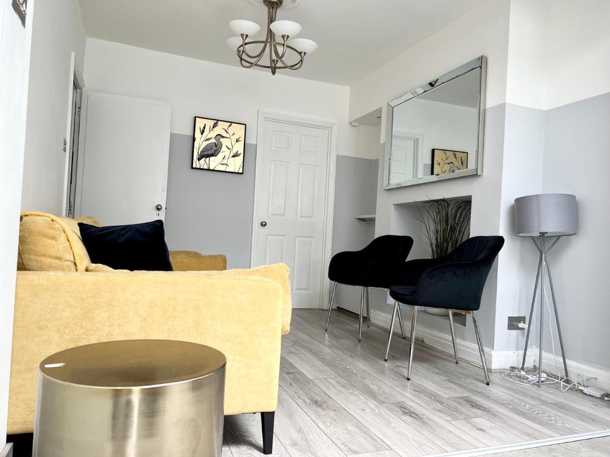3 Cosy Homes Walking Distance To Mall With Parking Available To Book Separately 3 Bed House Or 1 Bed Or Сasa de vacaciones Londres