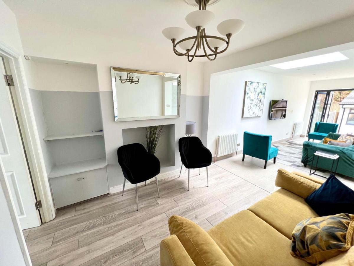 3 Cosy Homes Walking Distance To Mall With Parking Available To Book Separately 3 Bed House Or 1 Bed Or
