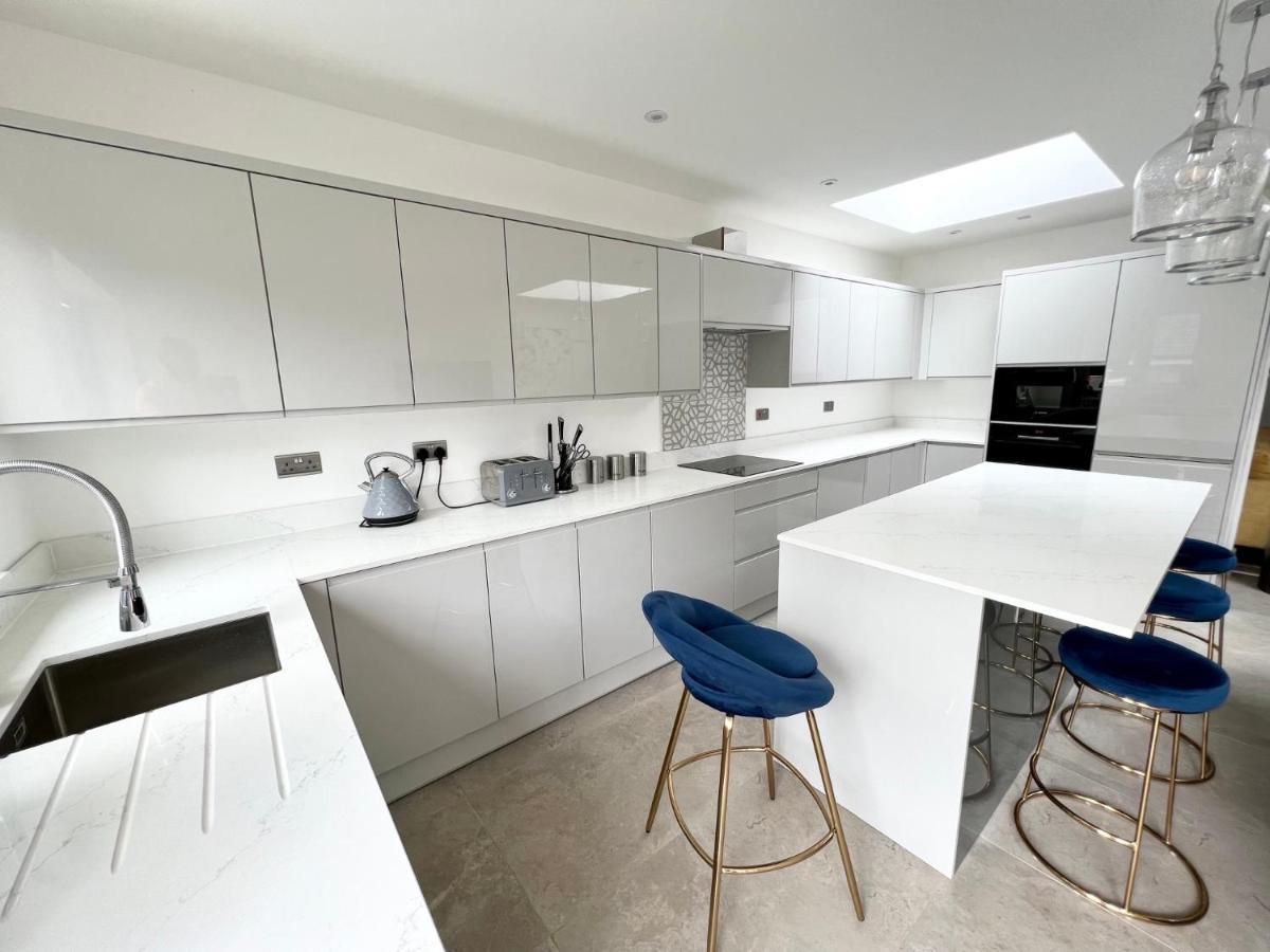 3 Cosy Homes Walking Distance To Mall With Parking Available To Book Separately 3 Bed House Or 1 Bed Or Сasa de vacaciones *
