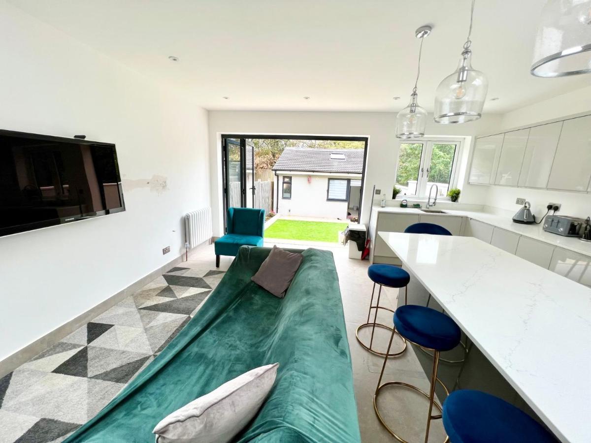 3 Cosy Homes Walking Distance To Mall With Parking Available To Book Separately 3 Bed House Or 1 Bed Or London