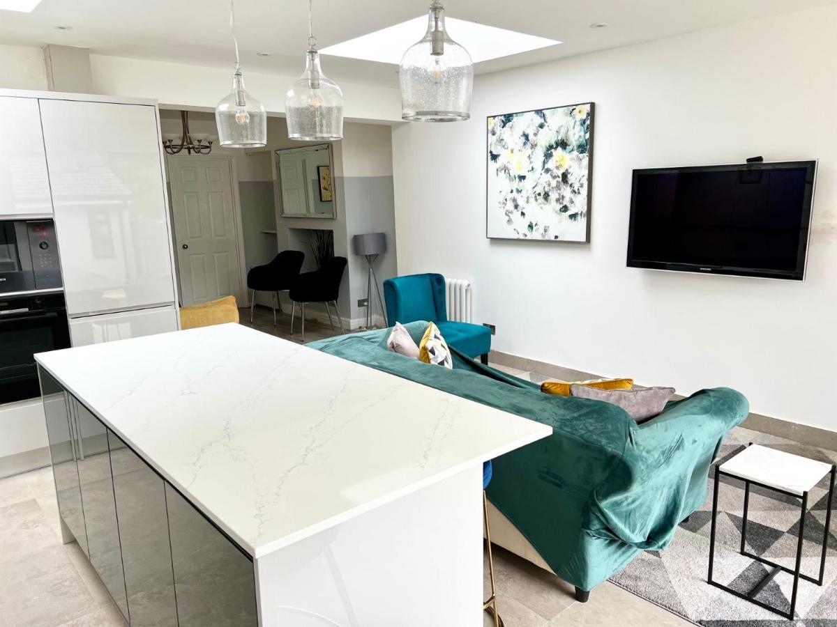 3 Cosy Homes Walking Distance To Mall With Parking Available To Book Separately 3 Bed House Or 1 Bed Or