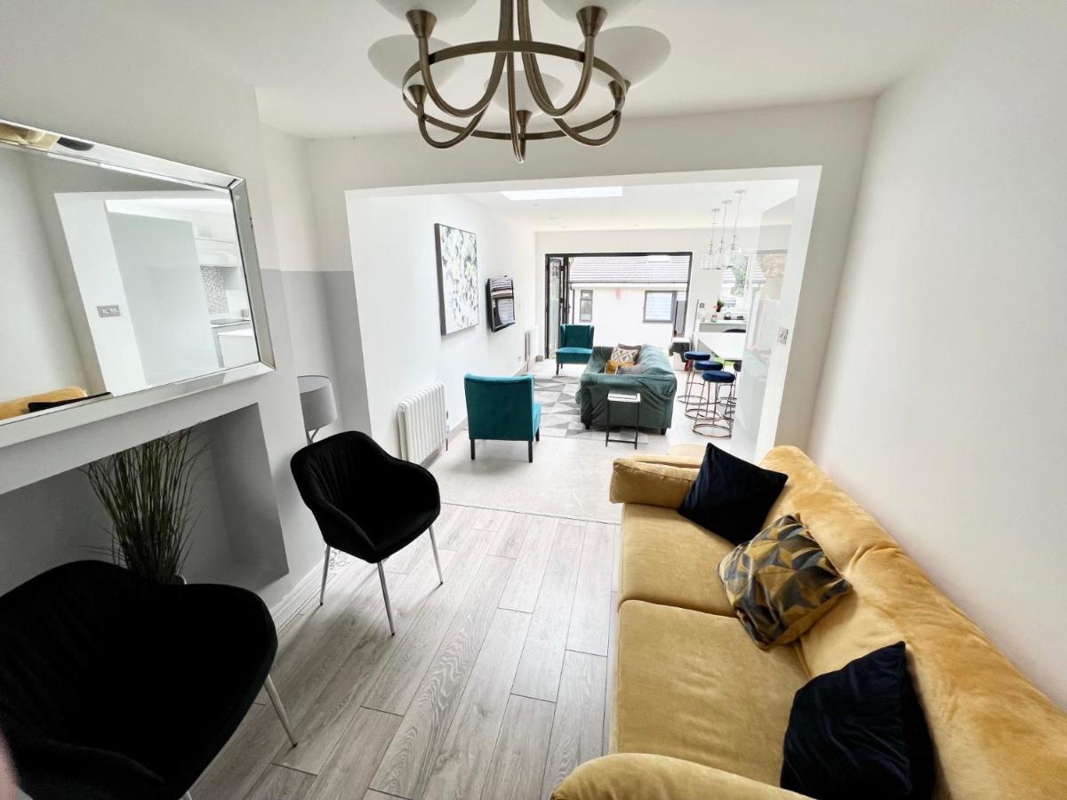 Сasa de vacaciones 3 Cosy Homes Walking Distance To Mall With Parking Available To Book Separately 3 Bed House Or 1 Bed Or