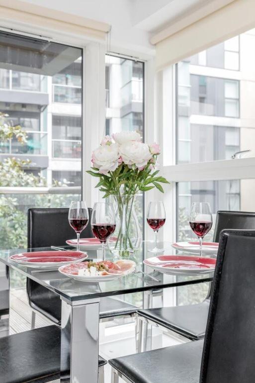 - 4-impressive Apt-city/theatre/events- London
