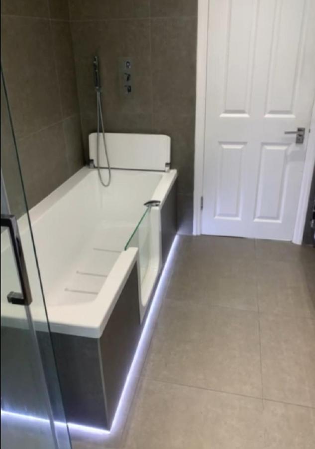Wandsworth, South Deluxe King 1 *