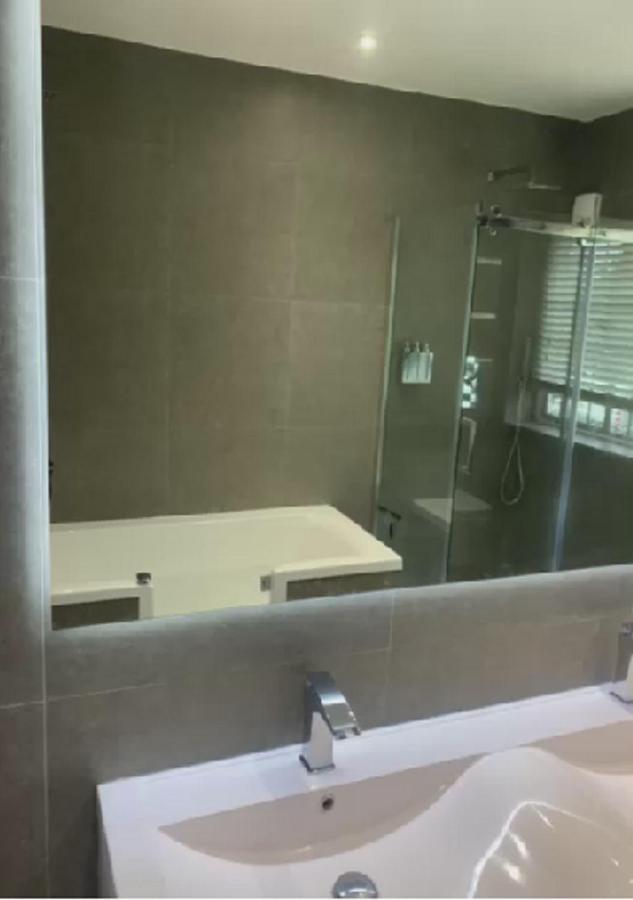 Wandsworth, South Deluxe King 1 *