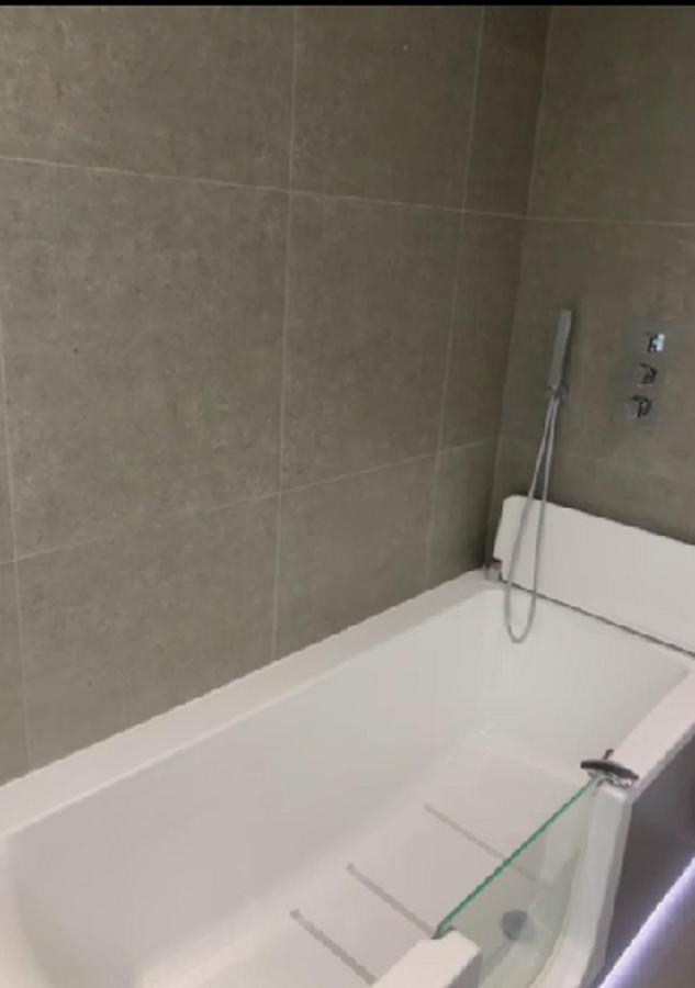 Wandsworth, South Deluxe King 5 * London