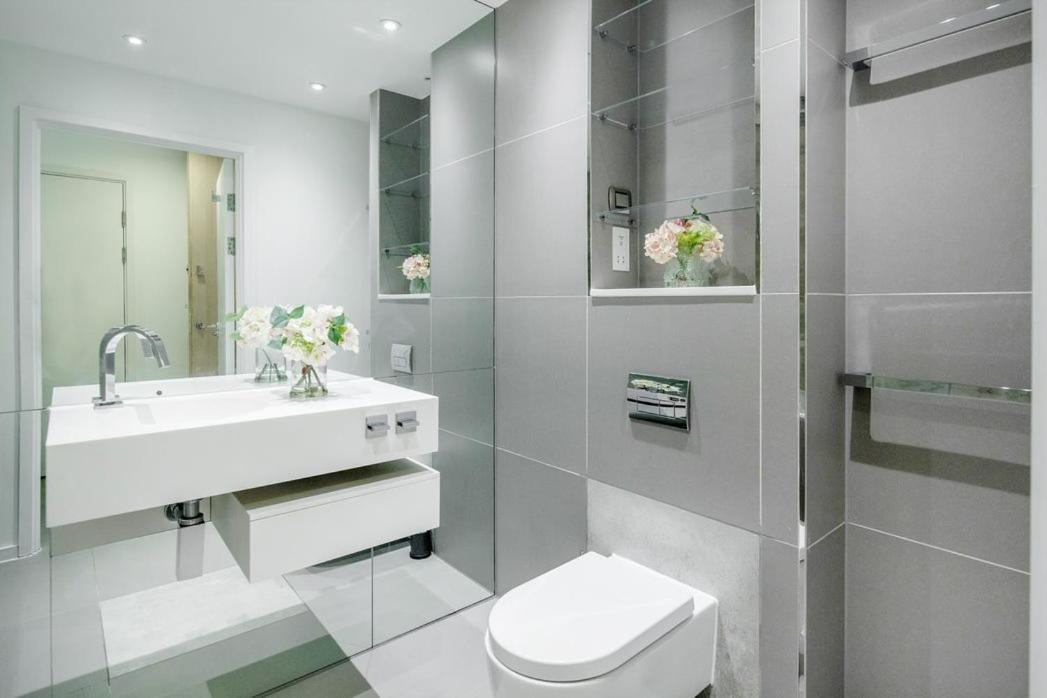 - 4-impressive Apt-city/theatre/events- London