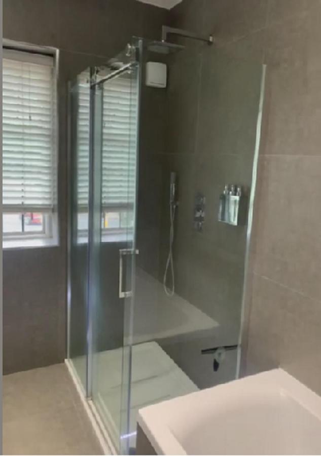 Wandsworth, South Deluxe King 1