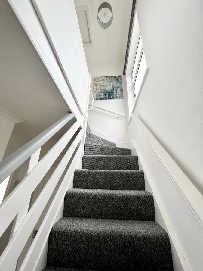 3 Cosy Homes Walking Distance To Mall With Parking Available To Book Separately 3 Bed House Or 1 Bed Or * London