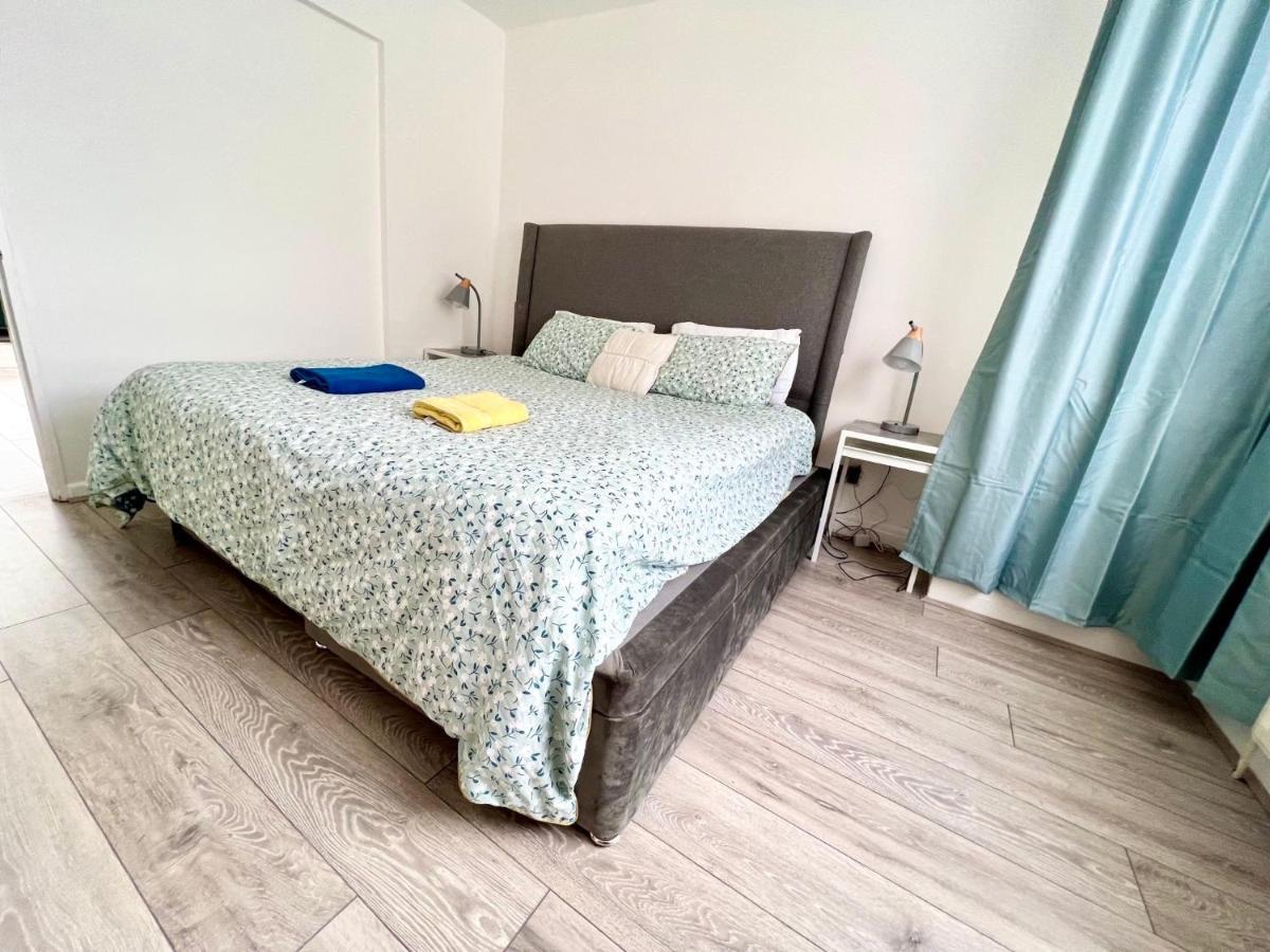 3 Cosy Homes Walking Distance To Mall With Parking Available To Book Separately 3 Bed House Or 1 Bed Or Сasa de vacaciones