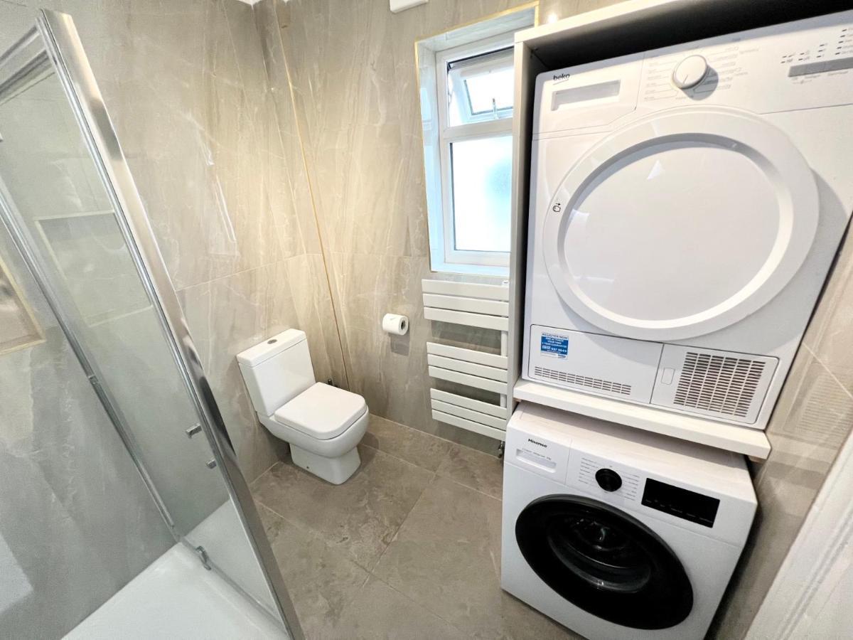 Ferienhaus 3 Cosy Homes Walking Distance To Mall With Parking Available To Book Separately 3 Bed House Or 1 Bed Or London