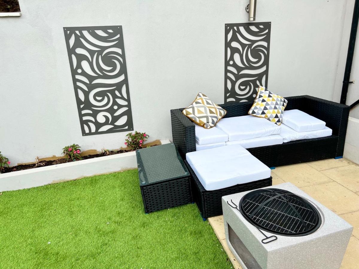 3 Cosy Homes Walking Distance To Mall With Parking Available To Book Separately 3 Bed House Or 1 Bed Or Londres