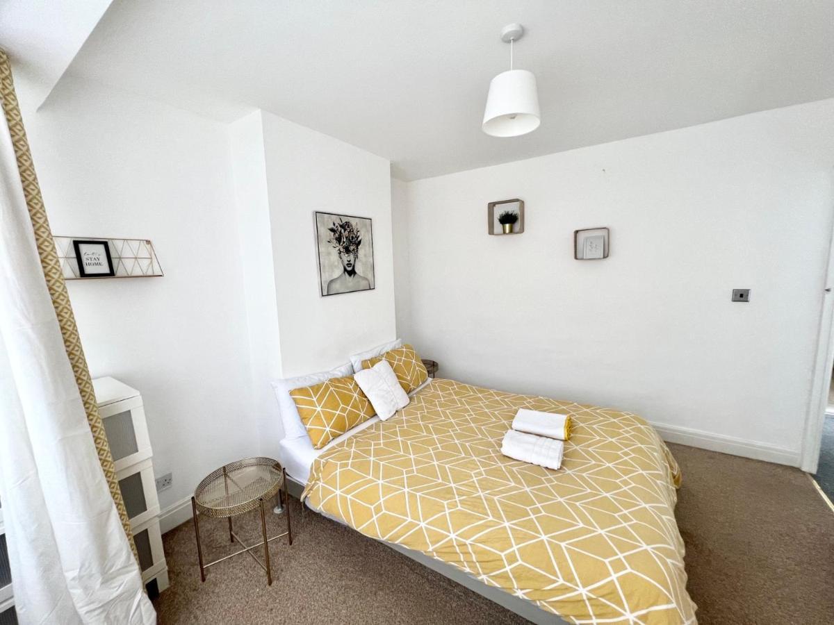3 Cosy Homes Walking Distance To Mall With Parking Available To Book Separately 3 Bed House Or 1 Bed Or *