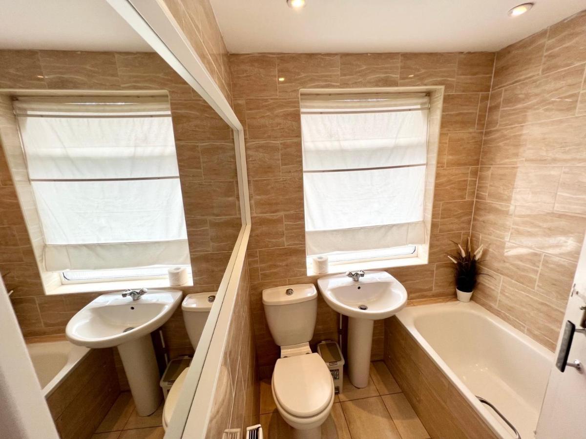 Сasa de vacaciones 3 Cosy Homes Walking Distance To Mall With Parking Available To Book Separately 3 Bed House Or 1 Bed Or *