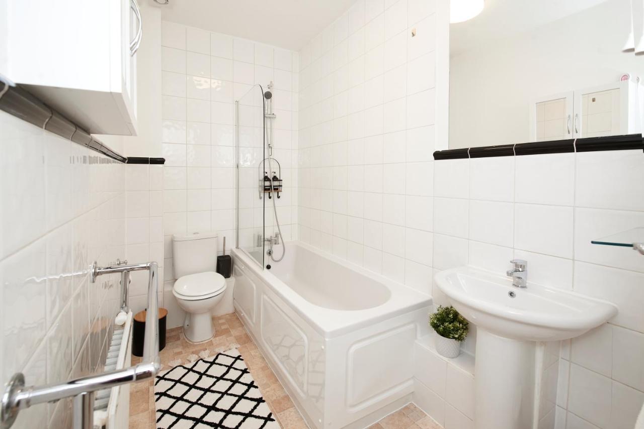 Leilighet Excellent, Three Bedroom North With Free Parking London