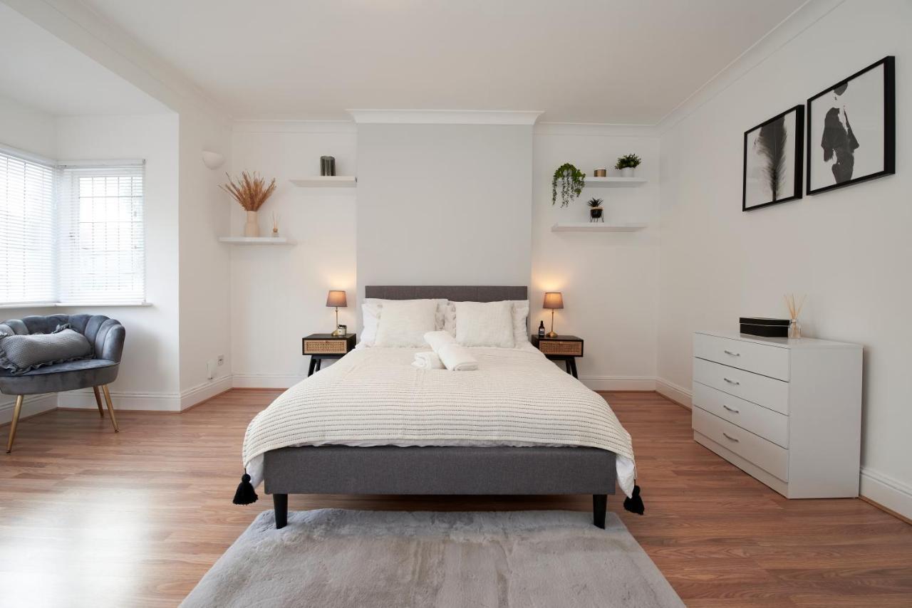 Excellent, Three Bedroom North With Free Parking Leilighet