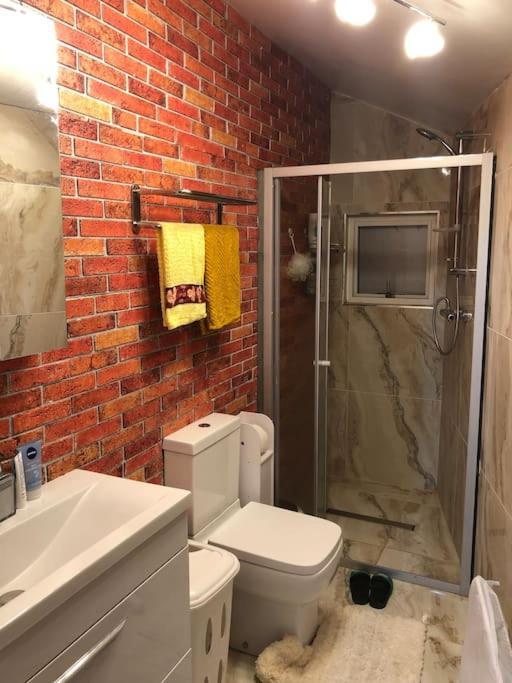 Cheerful 4 Bedroom House With Garden Free Parking *