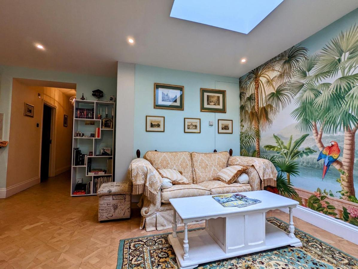 Spacious Refurbished Flat With A Garden Near Tube, Train, Thames And The Center * Londen