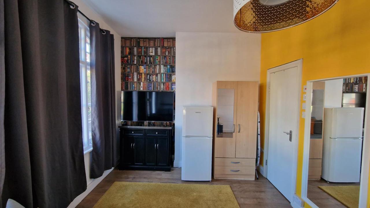 Private Self-contained Studio Close To Hampstead, Golders Green & Camden Town Leilighet London