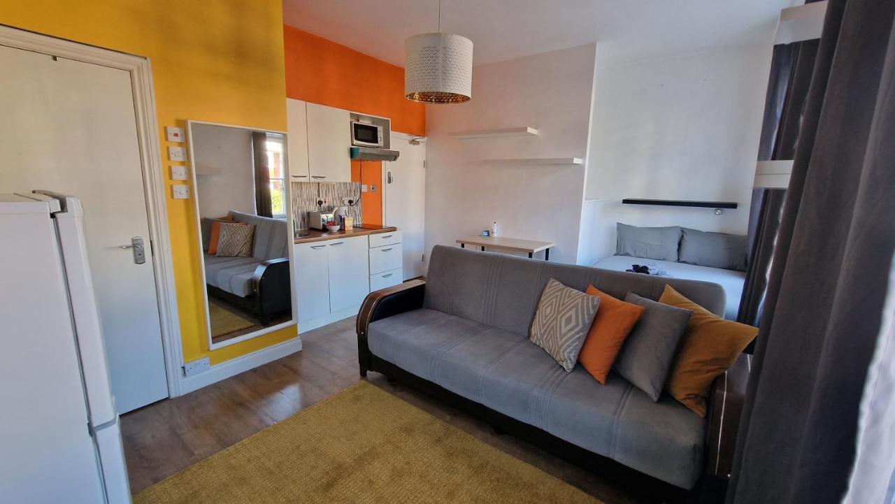 Private Self-contained Studio Close To Hampstead, Golders Green & Camden Town Leilighet London