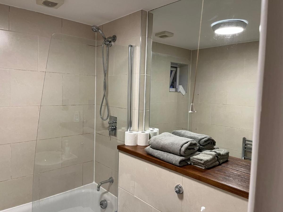 Three Bedroom House In Tooting By Star London