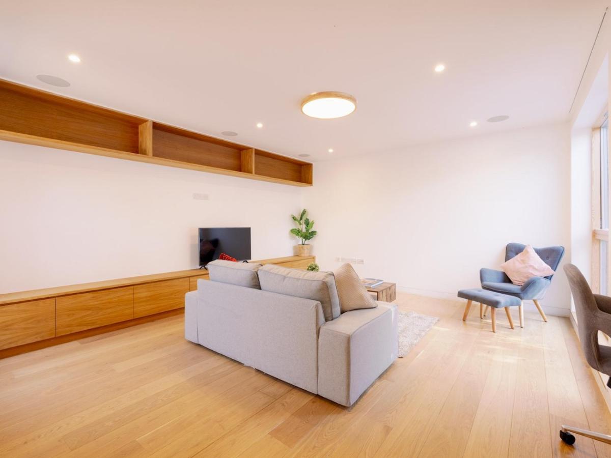 Ferienhaus Pass The Keys - Spacious Modern Flat With Garden, In South West London