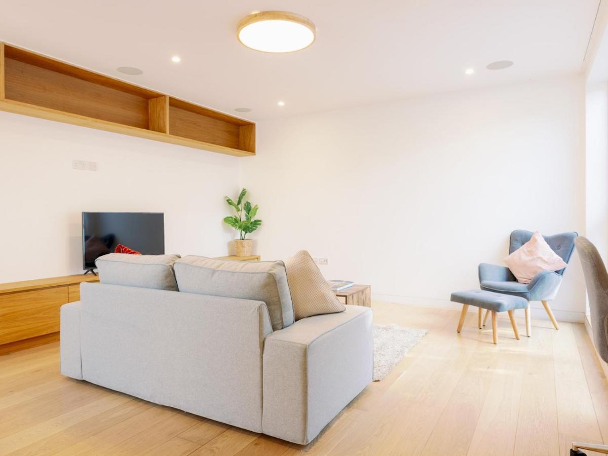 Ferienhaus Pass The Keys - Spacious Modern Flat With Garden, In South West *
