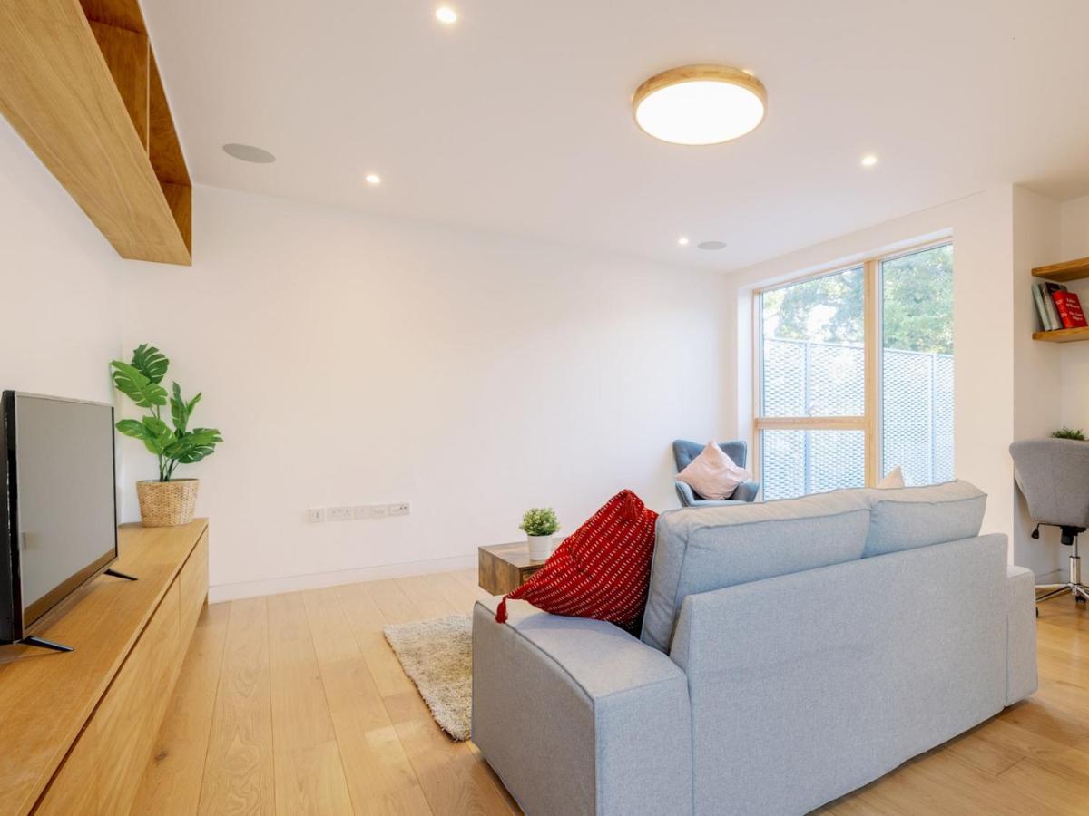 Ferienhaus Pass The Keys - Spacious Modern Flat With Garden, In South West London