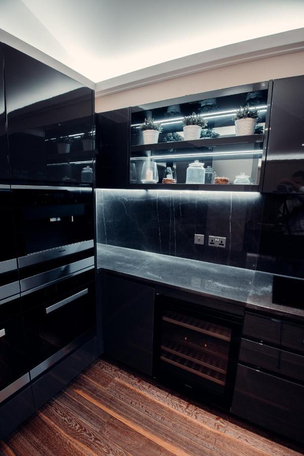 Lovely 4/bdr Penthouse W/ Lovely Views * London