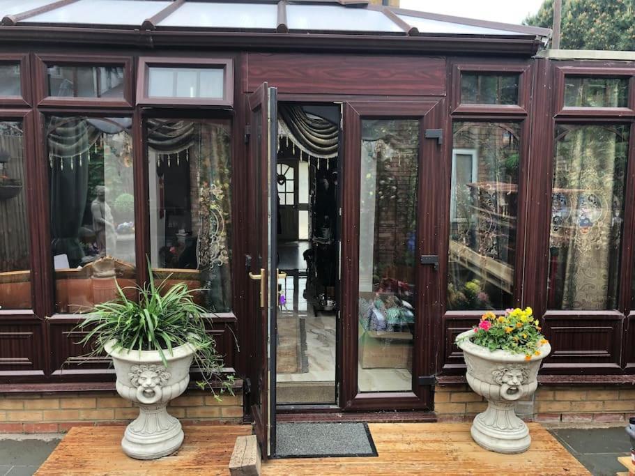 Ferienhaus Cheerful 4 Bedroom House With Garden Free Parking