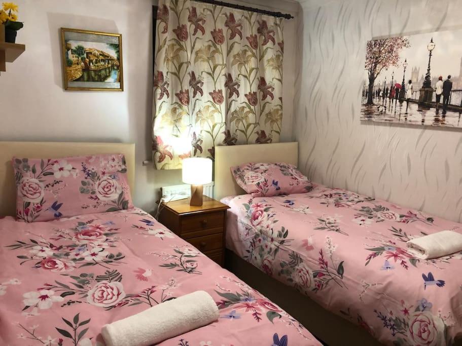 Cheerful 4 Bedroom House With Garden Free Parking *