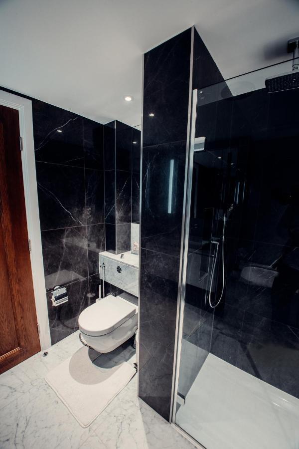 Lovely 4/bdr Penthouse W/ Lovely Views * London