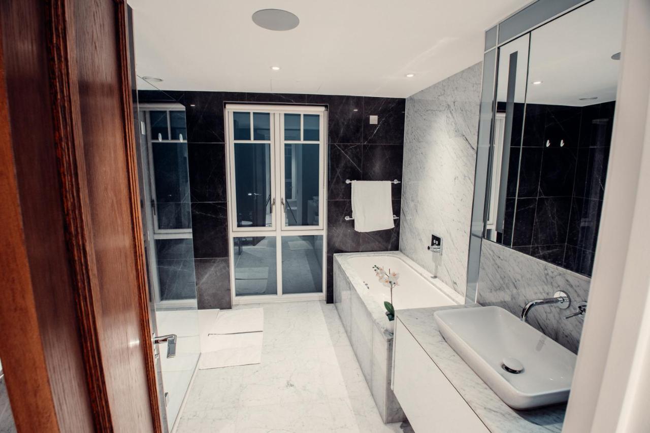 Lovely 4/bdr Penthouse W/ Lovely Views * London
