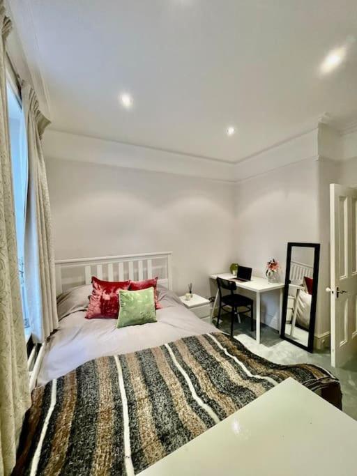 Apartment Spacious Flat With Huge Patio In Central *