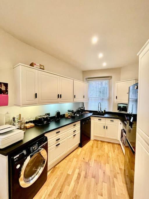Spacious Flat With Huge Patio In Central Apartment London